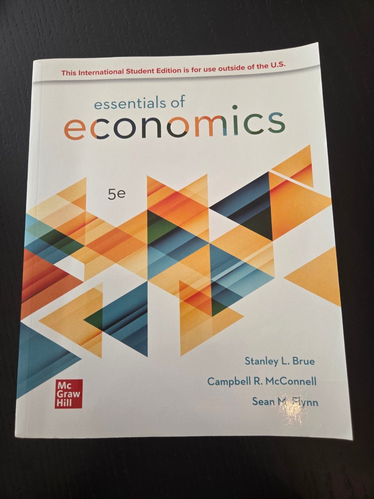 Essentials of Economics 5e - Stanley L. Brue, Ophalen of Verzenden, Zo goed als nieuw, Economie en Marketing, Stanley L. Brue, Campbell R. McConnell, Sean M. Flynn