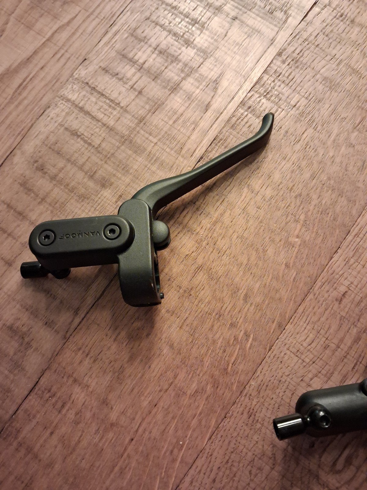 Foto 7 van vanmoof s3 remhendels links en recht zeer netjes