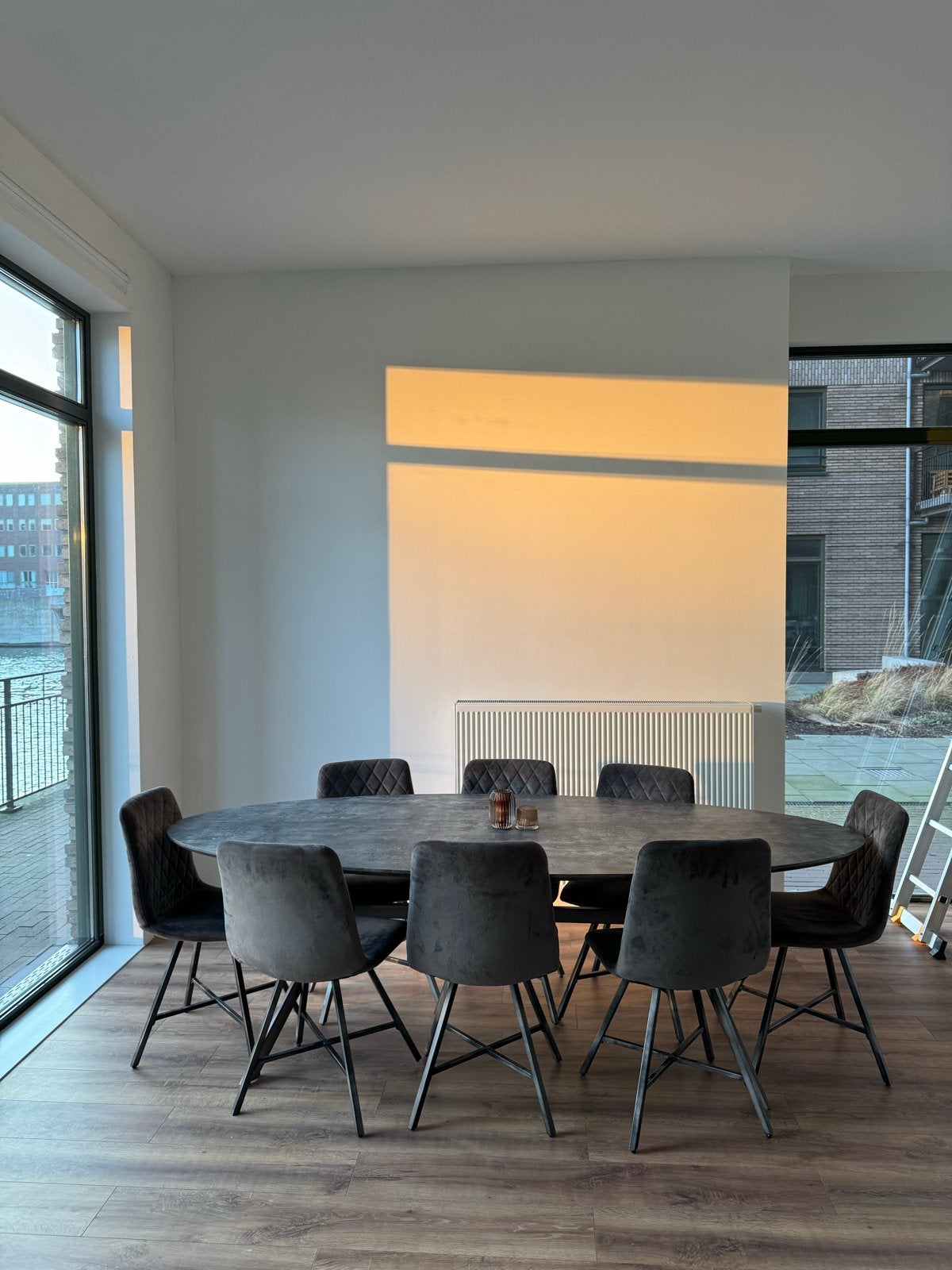 Luxe Ovale Eettafel met 8 Velvet Stoelen (Marmer Look), Ophalen, Overige materialen, 100 tot 150 cm, 200 cm of meer