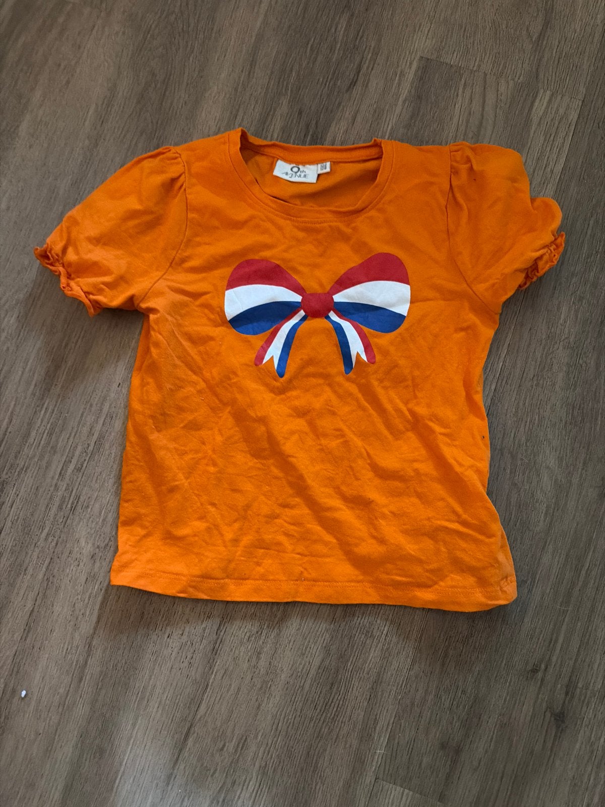 Oranje Koningsspelen T-shirt met strik maat 122-128, Ophalen of Verzenden, Gebruikt, Meisje, Shirt of Longsleeve