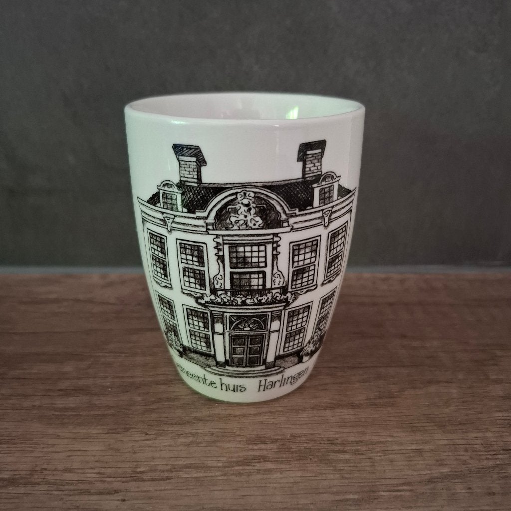 Mok JET TER STEEGE gemeentehuis Harlingen, Huis en Inrichting, Keuken | Servies, Zo goed als nieuw, Overige stijlen, Mok, Ophalen of Verzenden