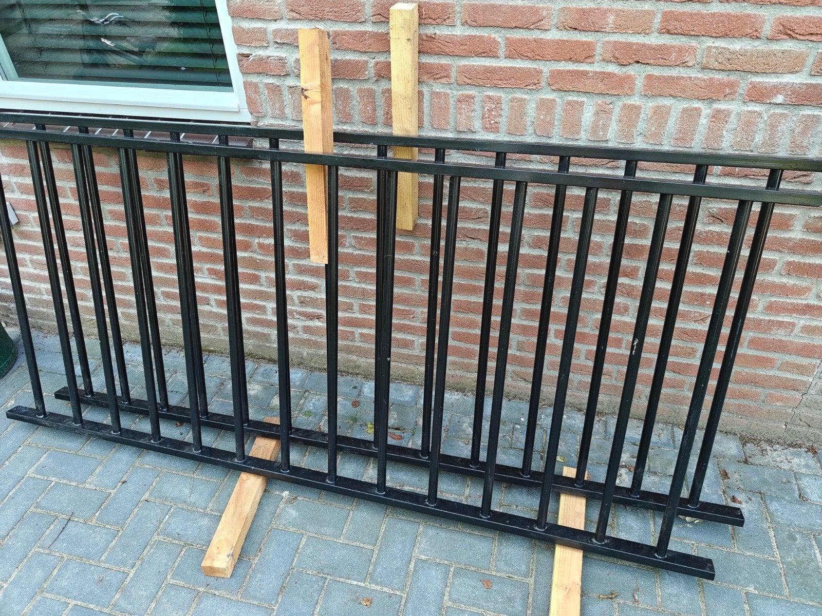 Zwart spijlenhekwerk - 220 cm breed, 95 cm hoog, Ophalen, Gebruikt, IJzer, Spijlenhekwerk