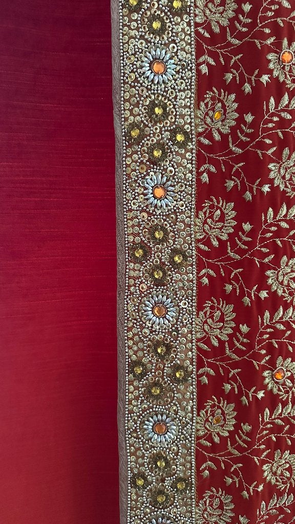 Gordijn van Indiase sari met gouddraad en steentjes, Ophalen of Verzenden, Zo goed als nieuw, Rood, Gordijn