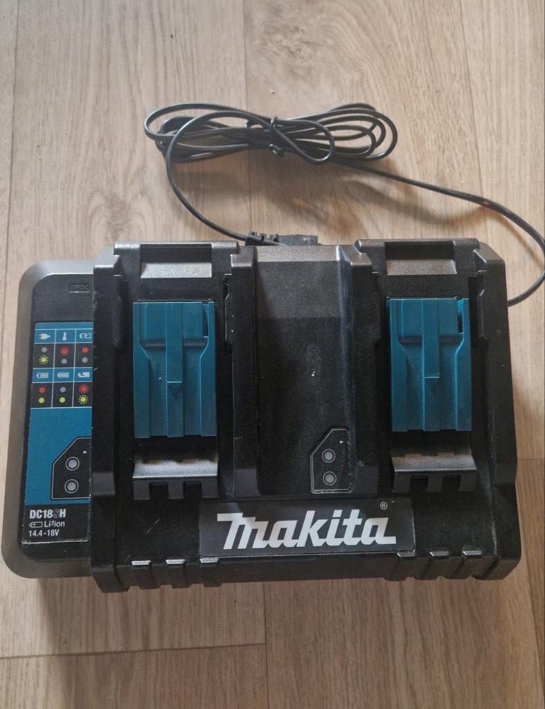 Makita DC18SD dubbele 14.4 - 18V acculader, Ophalen of Verzenden, Zo goed als nieuw