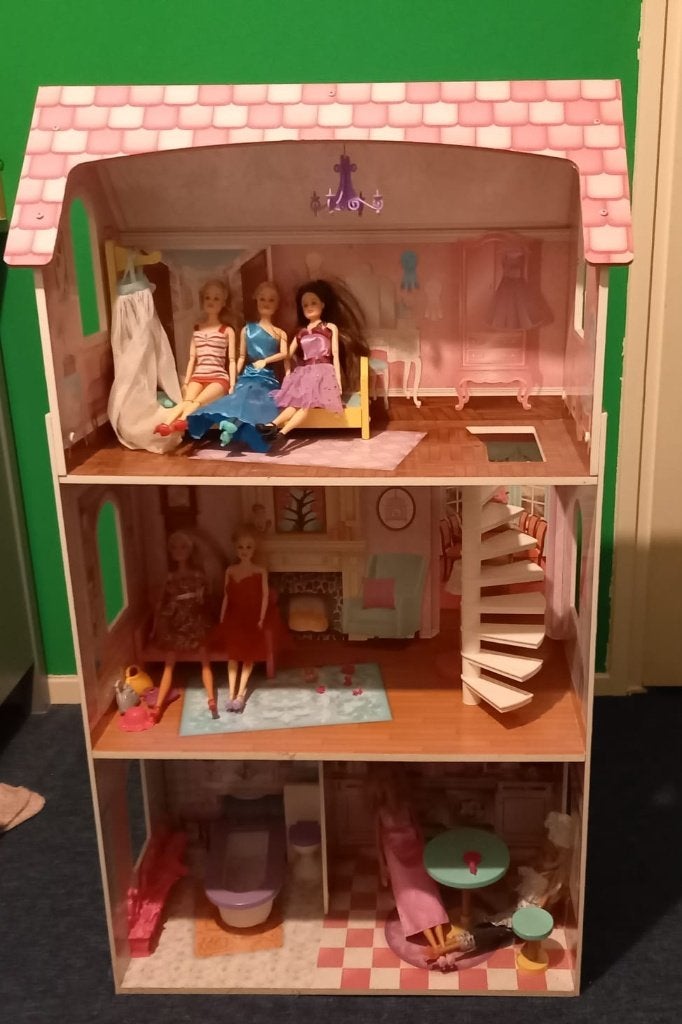 Barbiehuis met barbies en assecoires, Kinderen en Baby's, Speelgoed | Poppen, Ophalen, Gebruikt, Barbie
