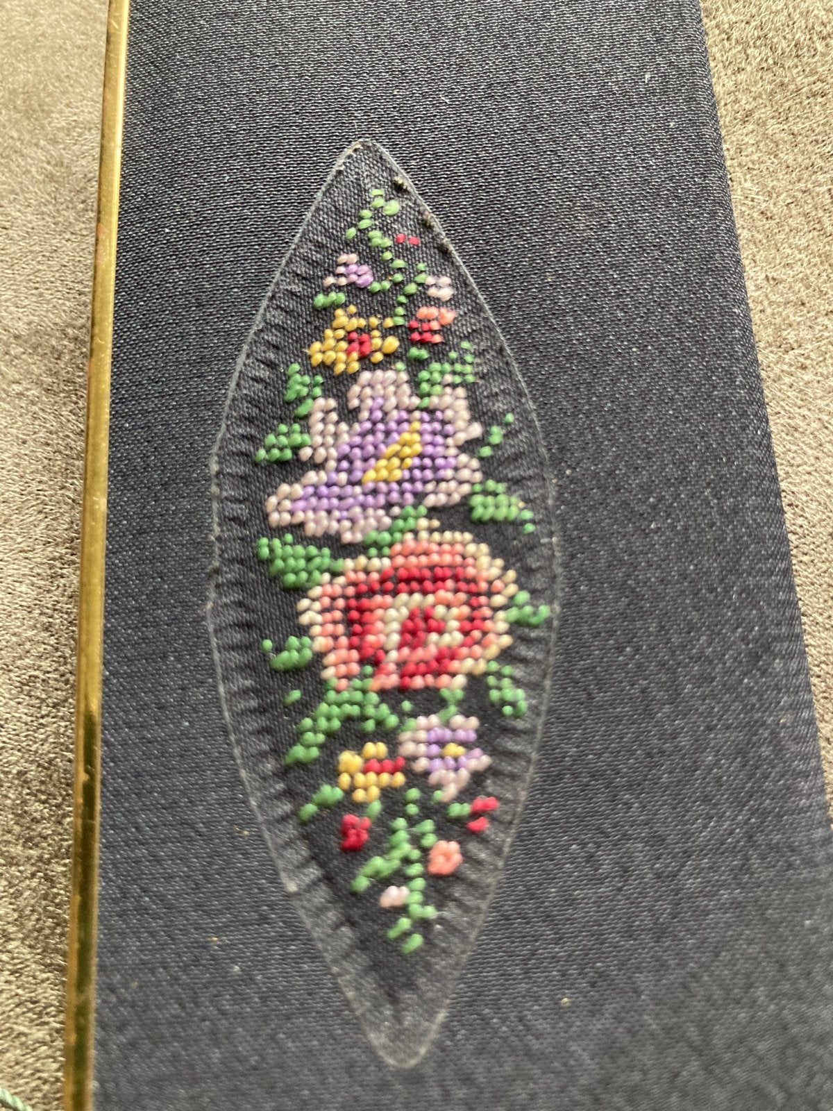 Verfijnd petit point kam-etui met spiegel en kam., Antiek en Kunst, Ophalen of Verzenden