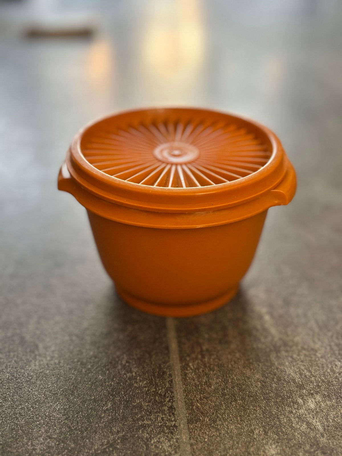 Tupperware Oranje Kom met Deksel - Zo goed als nieuw, Gebruikt, Oranje, Ophalen of Verzenden, Met deksel