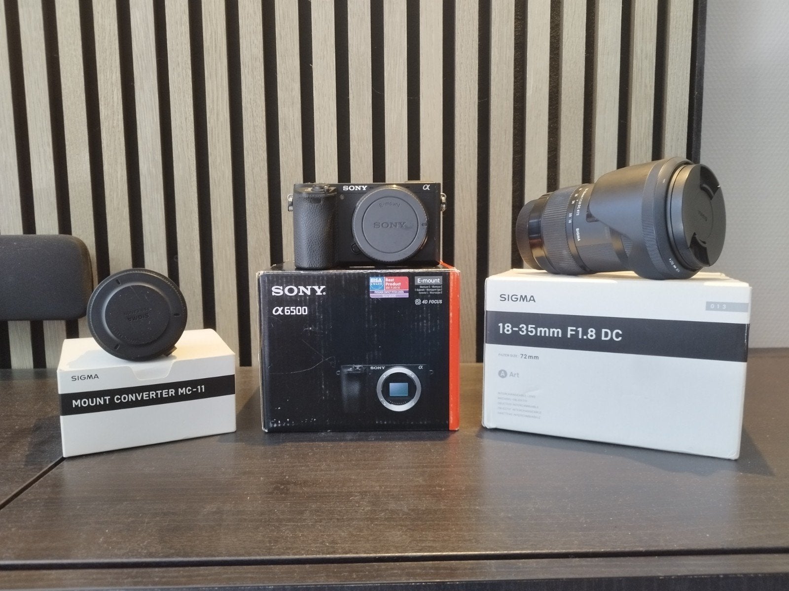 Sony Alpha a6500 met Sigma 18-35mm F1.8 DC en MC-11, Audio, Tv en Foto, Fotocamera's Digitaal, Ophalen, Lensdop, Ingebouwde flitser