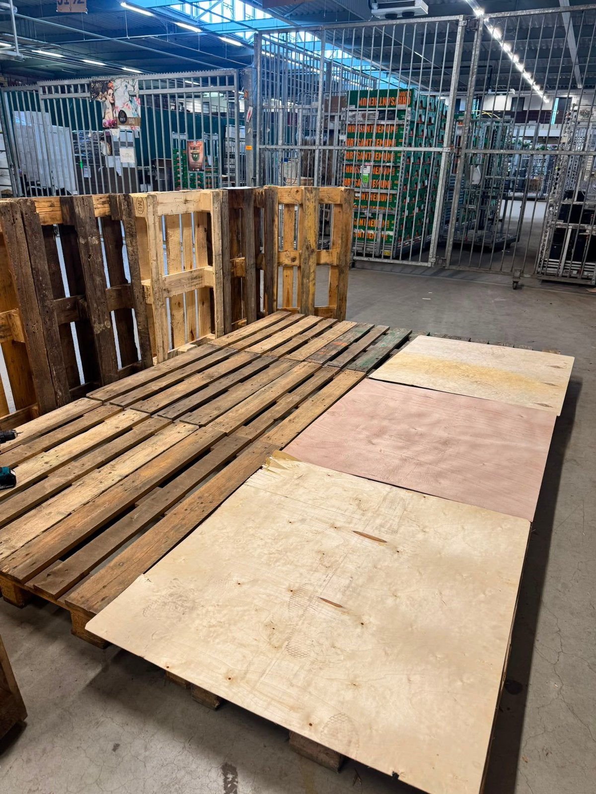 Mobiel Palletpodium – voor feesten, festivals & DJ-events, Gebruikt, Ophalen of Verzenden, Overige houtsoorten, Pallet