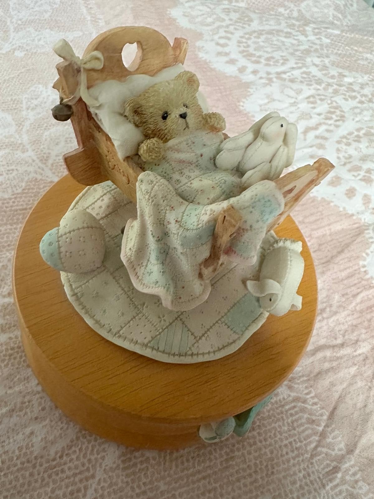 Muziekdoosje 'Cradled with Love' met beertje en konijn, Ophalen of Verzenden, Zo goed als nieuw