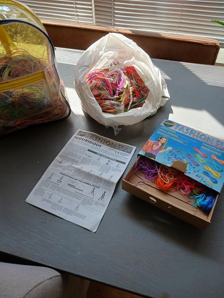 Grote rugzak vol scoubidou touwtjes met handleiding, Ophalen, Gebruikt, Meerkleurig, Kunststof