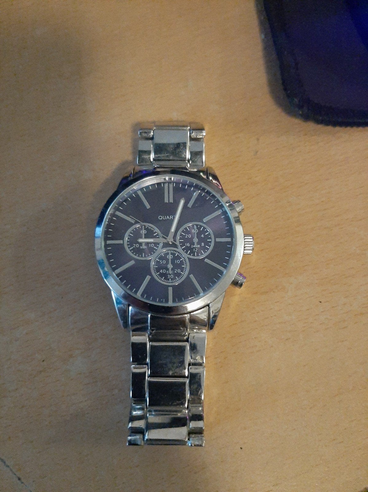 Stijlvol zilverkleurig herenhorloge met donkere wijzerplaat, Overige merken, Staal, Gebruikt, Staal