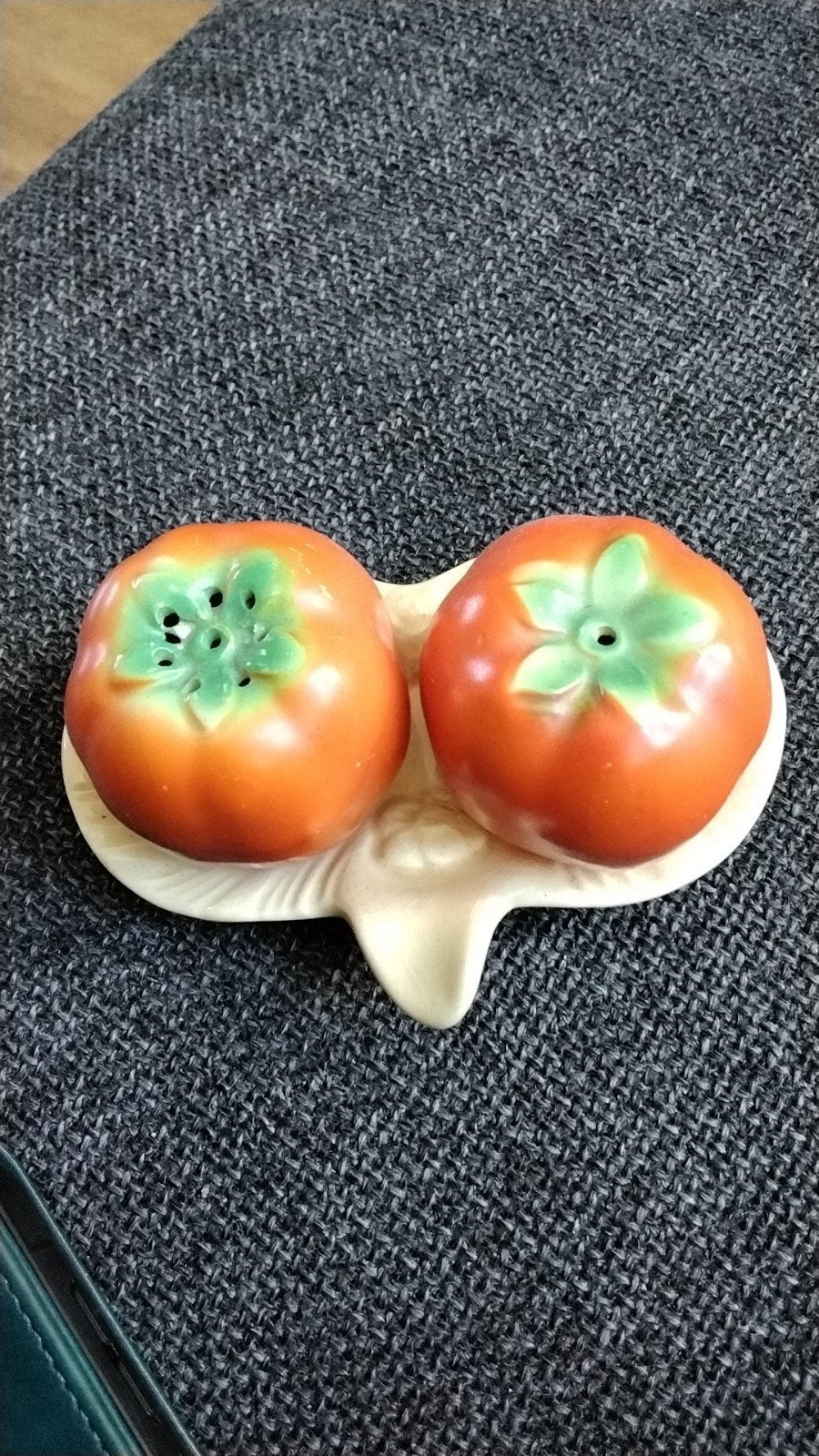 vintage peper en zoutstelletje op schaal jaren 50,keramiek, Sieraden, Tassen en Uiterlijk, Broches, Ophalen of Verzenden, Overige materialen