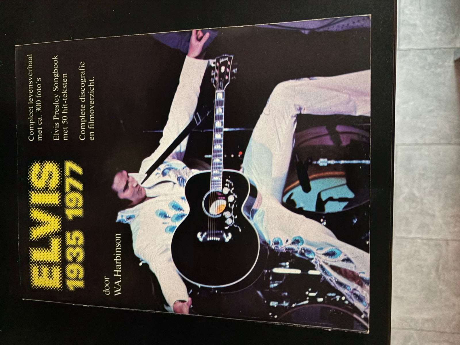 Elvis 1935-1977: Compleet levensverhaal en songbook, Ophalen of Verzenden, Zo goed als nieuw, Artiest