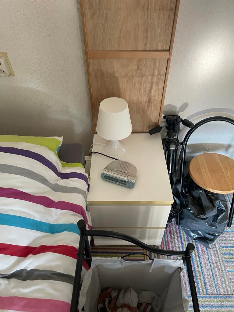 Gratis Een persoonsbed met matras en Nachtkastje, Ophalen, Gebruikt, Minder dan 45 cm, 55 tot 70 cm