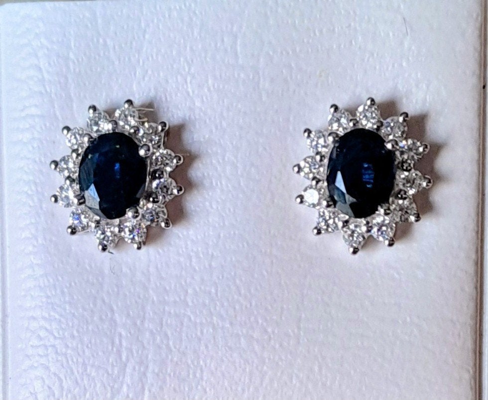Elegante oorbellen met donkerblauwe en witte stenen, Overige materialen, Ophalen of Verzenden, Zo goed als nieuw, Knopjes of Stekers