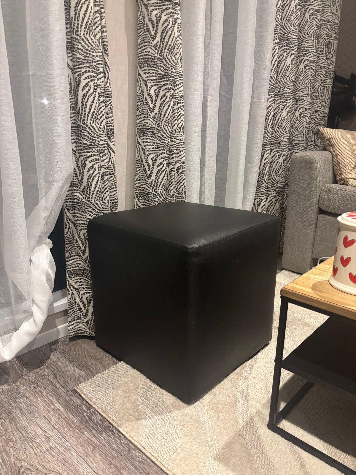 Zwarte vierkante poef "kunstleer", Ophalen, Gebruikt, Vierkant, Minder dan 50 cm