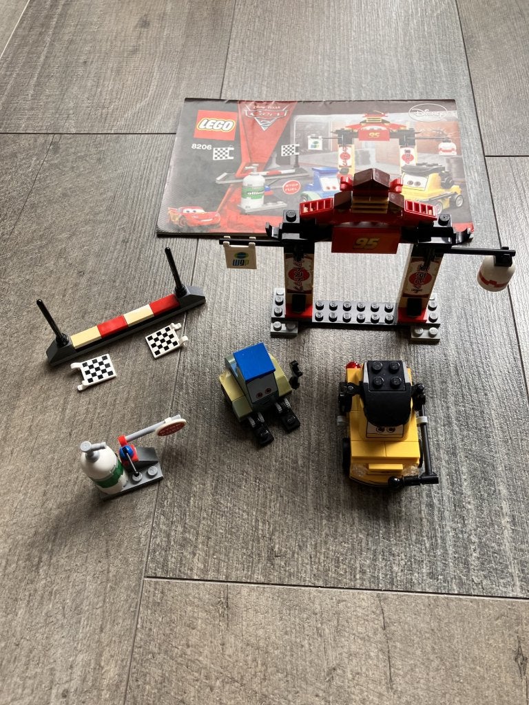 LEGO Cars 2 Tokyo Pitstop - 8206, Lego, Inclusief instructies, Ophalen of Verzenden, Zo goed als nieuw