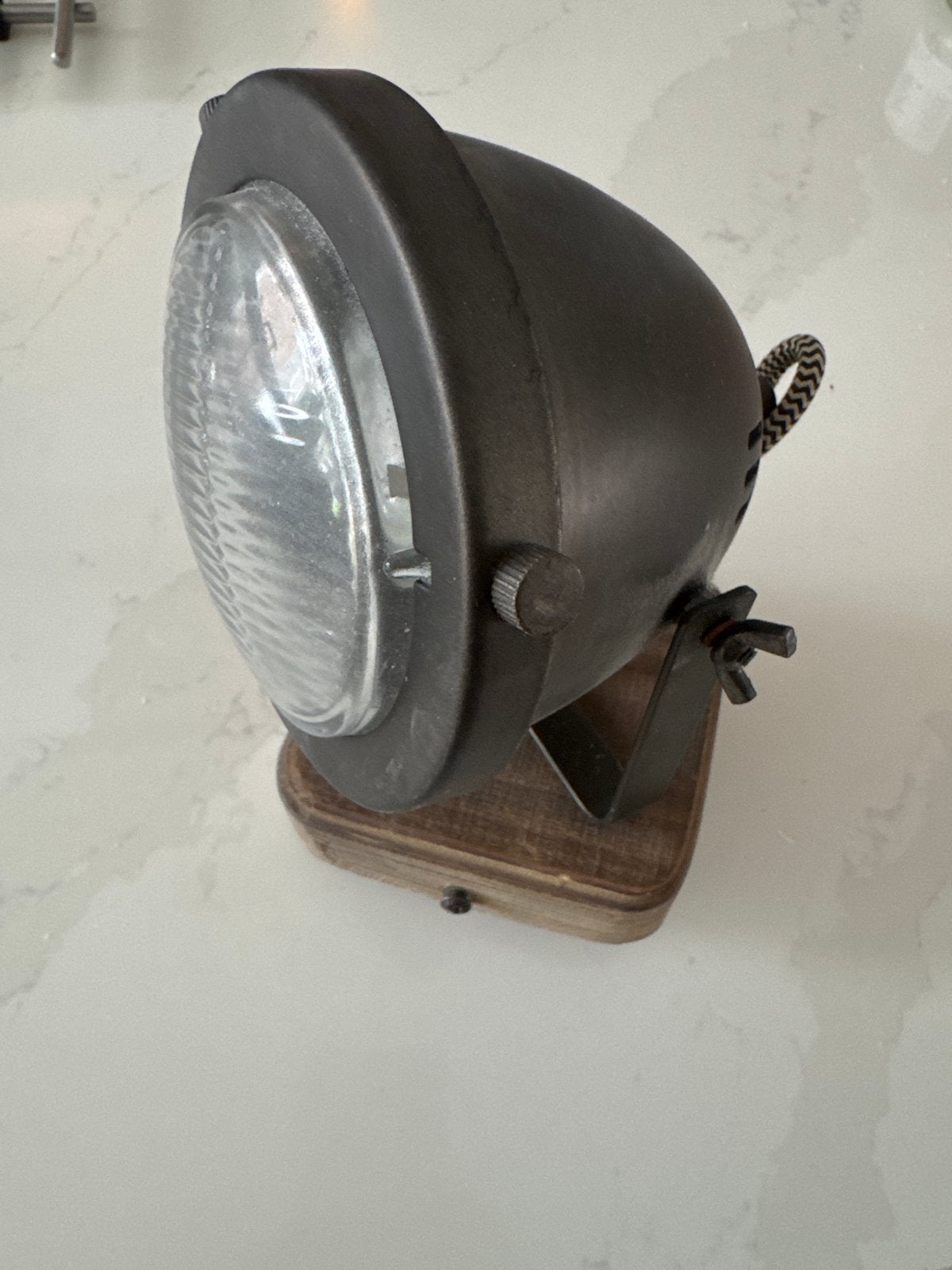 Brilliant wandspot met houten voet, zo goed als nieuw, Huis en Inrichting, LED, Grijs, Ophalen of Verzenden, Zo goed als nieuw