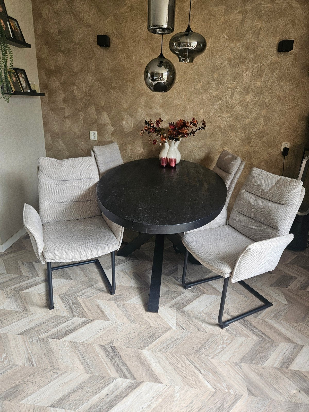 4 zo goed als nieuwe stoelen, beige, Huis en Inrichting, Tafels | Eettafels, Rond, Zo goed als nieuw, Vier personen, 50 tot 100 cm
