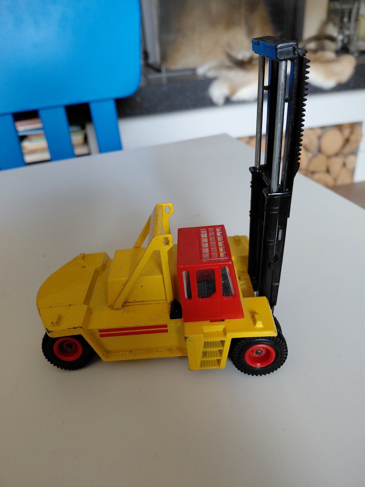Dit is een Siku schaalmodel van een Kalmar vorkheftruck, Ophalen, Gebruikt