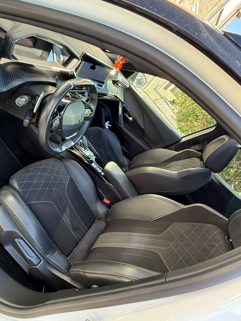 Foto 10 van Peugeot 2008 GT LINE 1.2 156pk Eat8 Pano/3D/Carplay/Keyless