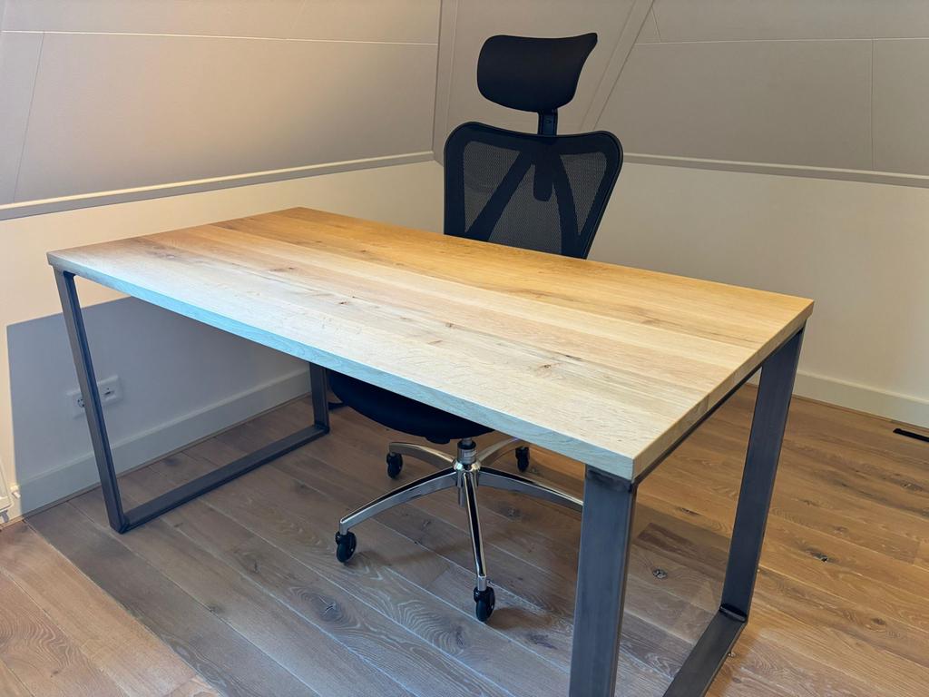 Bureau met eikenhouten blad en stalen onderstel, Huis en Inrichting, Ophalen, Overige typen, Hout, Bruin