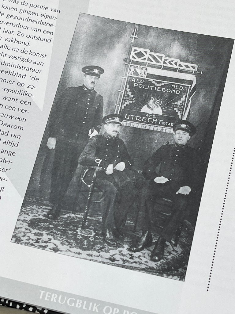 Beelden terugblik op politiewerk in Utrecht  (1993), Verzamelen, Militaria | Algemeen, Ophalen of Verzenden, Overige soorten, Nederland
