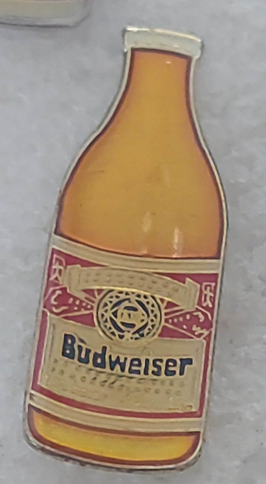 Budweiser Bierflesje Pin - Vintage Collectible, Verzamelen, Speldjes, Pins en Buttons, Verzenden, Gebruikt, Merk, Speldje of Pin