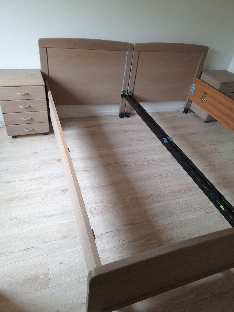 Seniorenbed 2x 90 bij 200 cm met nachtkastjes, Huis en Inrichting, Slaapkamer | Bedden, Ophalen, Gebruikt, Tweepersoons, 180 cm