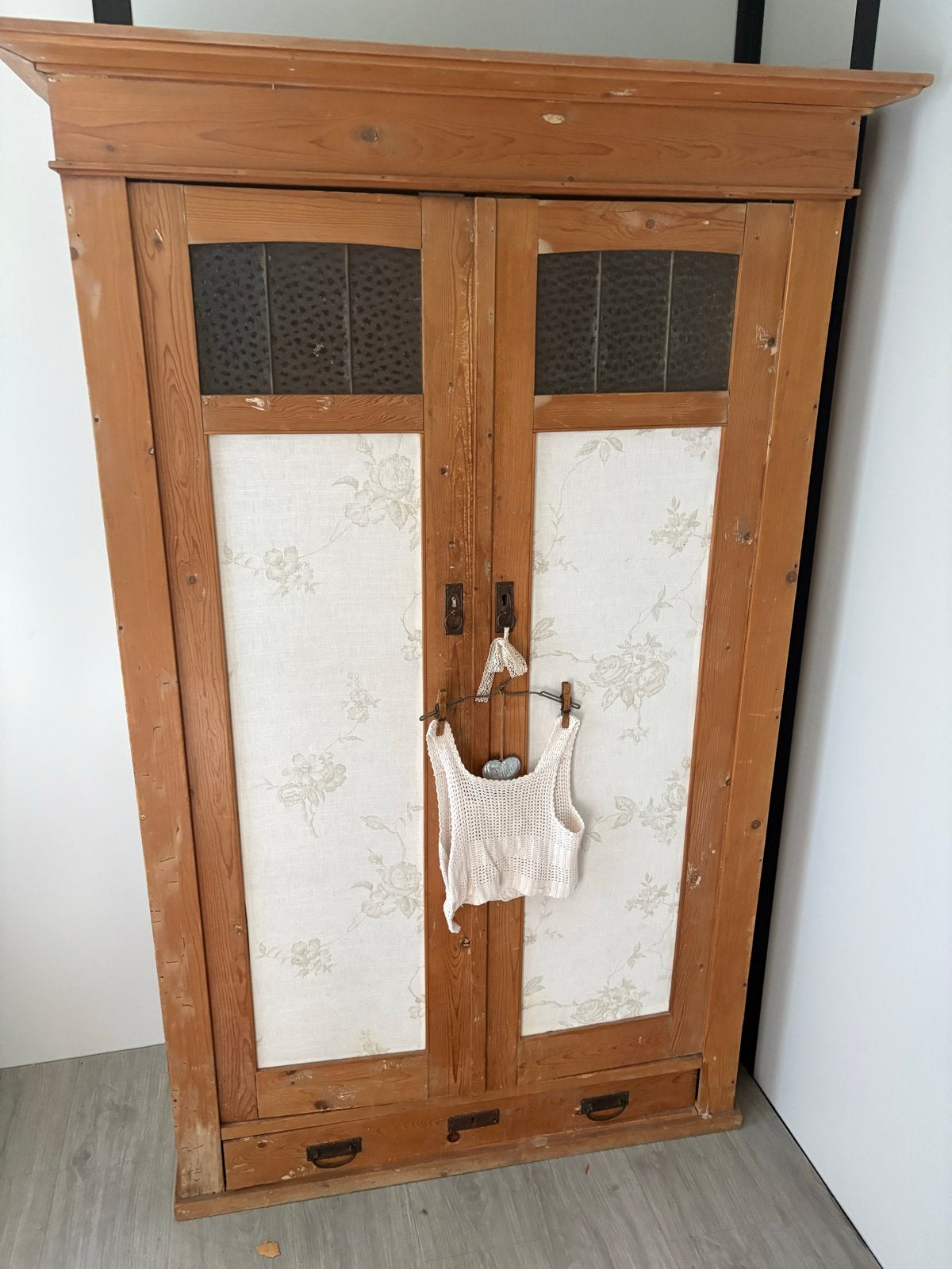 Antieke grenen kast met glas-in-lood details, Ophalen