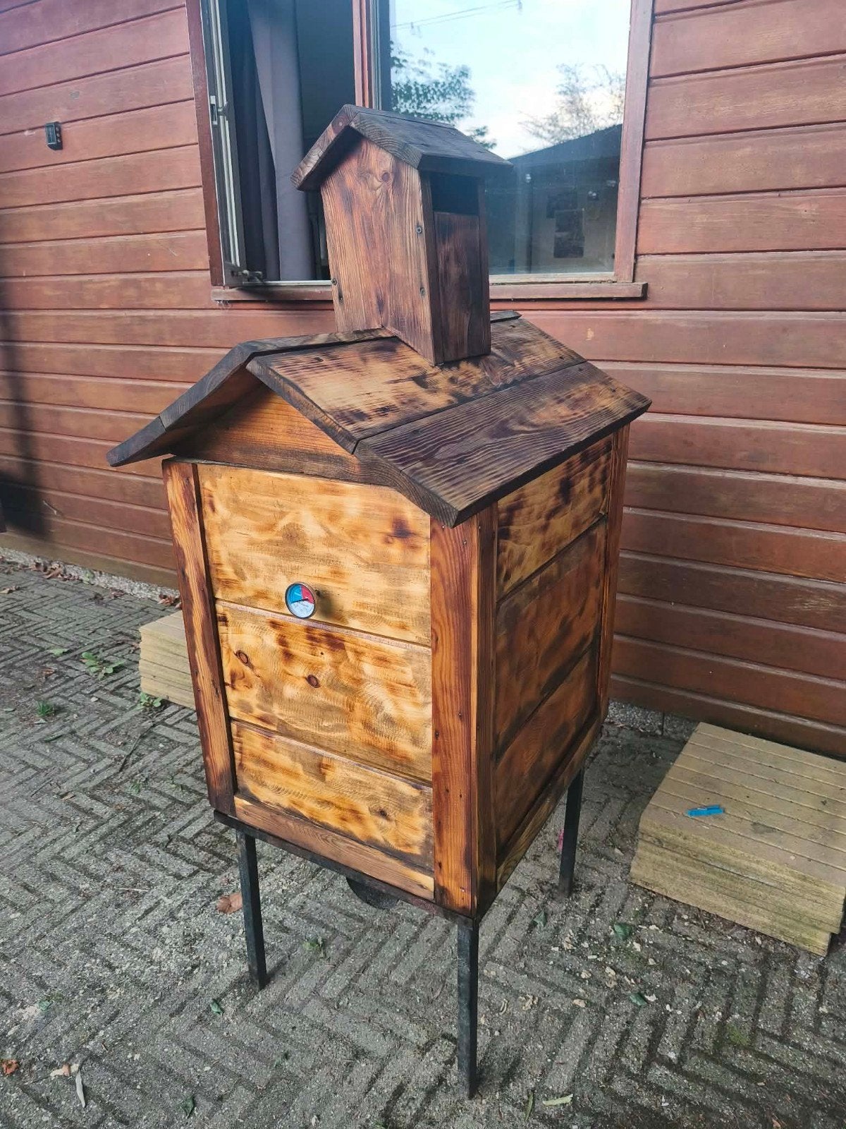 Handgemaakte houten rookoven, Ophalen