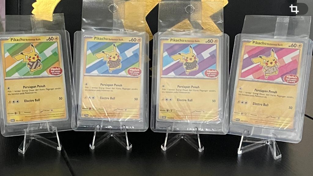 ✨✨Set van 4 Pikachu Berkemeja Batik promo kaarten.✨✨, Hobby en Vrije tijd, Verzamelkaartspellen | Pokémon, Ophalen of Verzenden