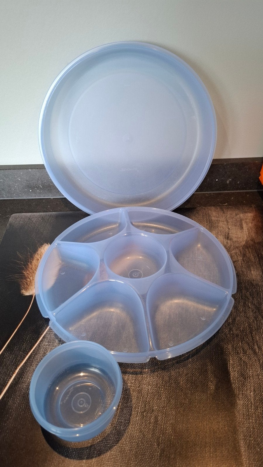 Tupperware serveer/hapjes schaal blauw, Schaal, Blauw, Ophalen of Verzenden, Met deksel
