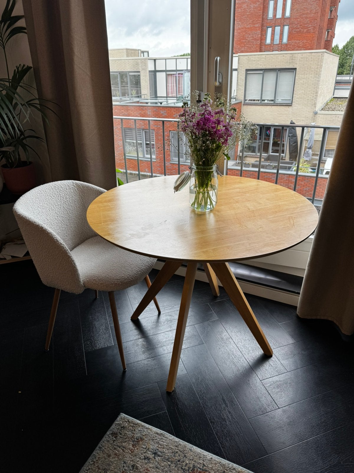 Eettafel rond hout Sklum 1 meter diameter, Ophalen, Rond, Zo goed als nieuw, Vier personen