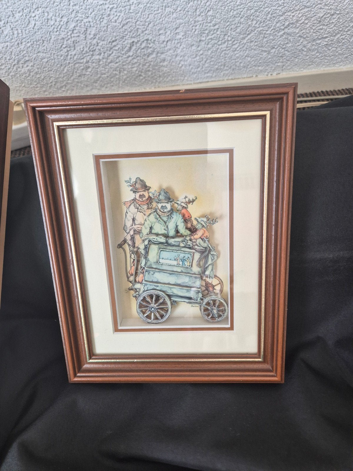Vintage 3D-kunstwerk: Mannen met orgel in houten lijst, Antiek en Kunst, Ophalen of Verzenden