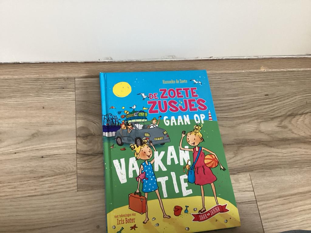 De Zoete Zusjes Gaan Op Vakantie - Hanneke de Zoete, Ophalen of Verzenden, Zo goed als nieuw, Fictie algemeen
