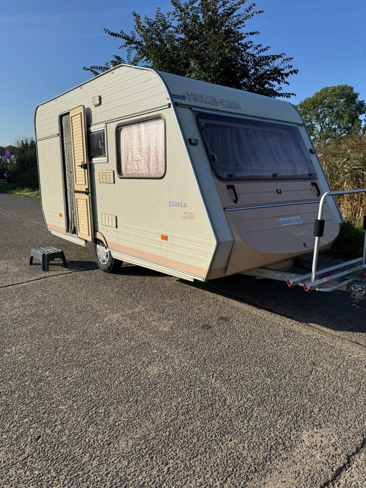 Prachtige HomeCar eureka 382 + voortent / middenkeuken, Home-car, Treinzit, Dwarsbed, Particulier