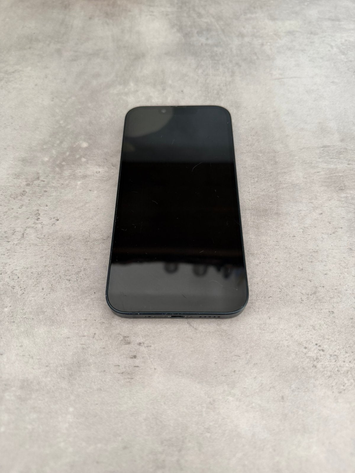 Foto 2 van Iphone 14 donker blauw