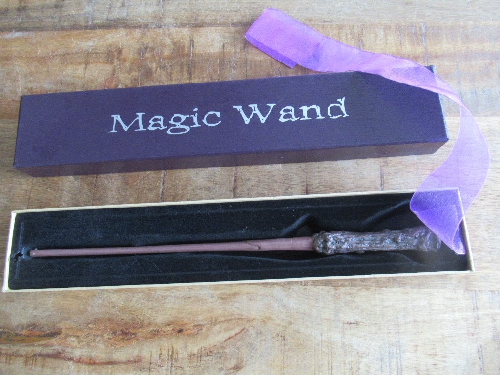 Luxe Harry Potter Magic Wand OG081600 toverstok + opbergdoos, Ophalen of Verzenden, Nieuw, Gebruiksvoorwerp