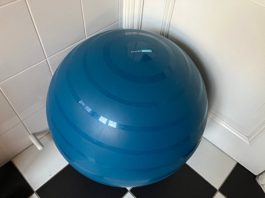 Mooie blauwe fitnessbal gymbal Nyamba - 65 cm, Ophalen of Verzenden, Zo goed als nieuw, Buik, Fitnessbal