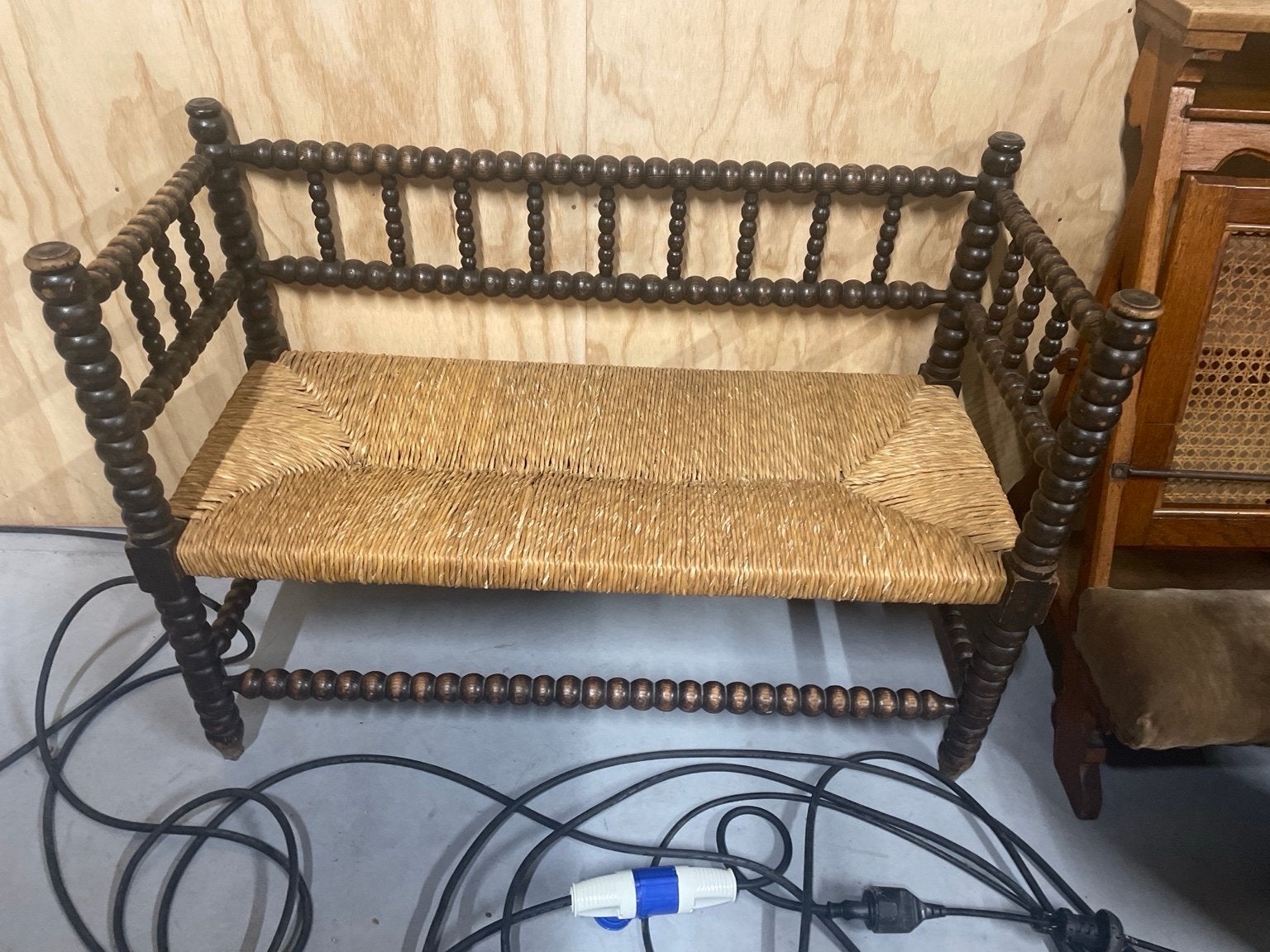 bobbin-bankje / knobbelbankje met een gevlochten zitting, Antiek en Kunst, Ophalen