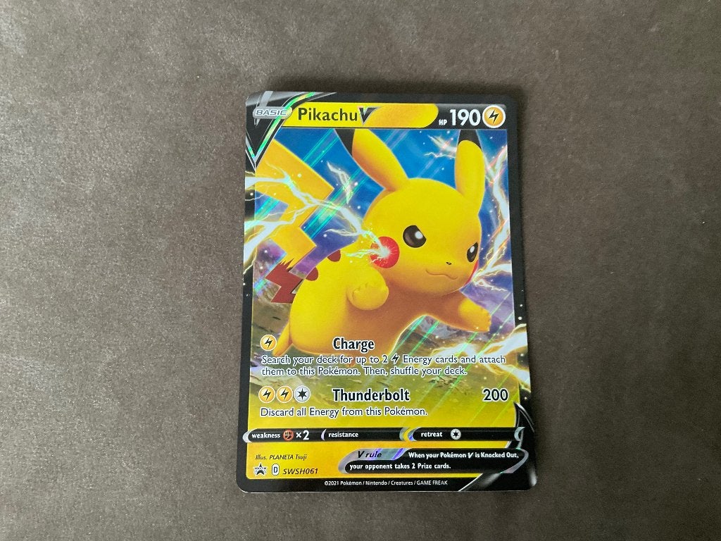 Pikachu v kaart groot, Ophalen of Verzenden, Zo goed als nieuw, Losse kaart