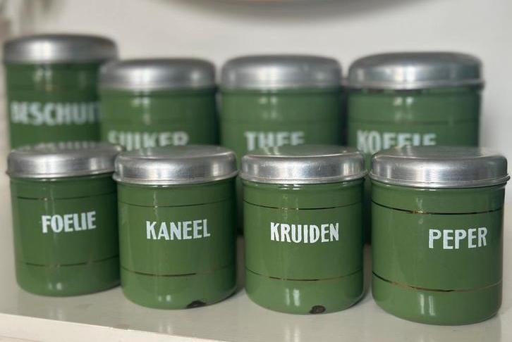 Antieke retro emaille voorraadbussen, Ophalen