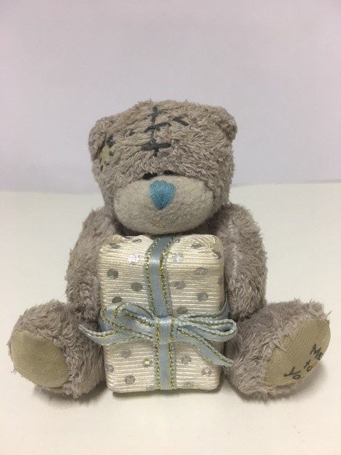 Me To You Beer met Cadeautje, Verzamelen, Beren en Cherished Teddies, Ophalen of Verzenden, Zo goed als nieuw, Stoffen beer, Me To You