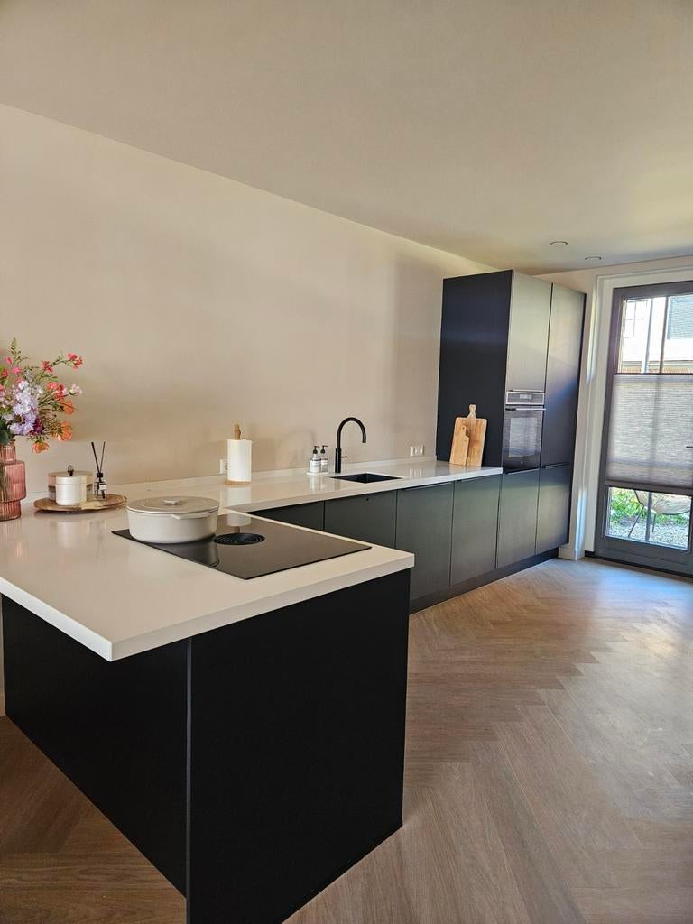 Moderne zwarte L-keuken uit 2024 met Etna apparatuur, Ophalen, Zo goed als nieuw, Zwart, Hoekkeuken