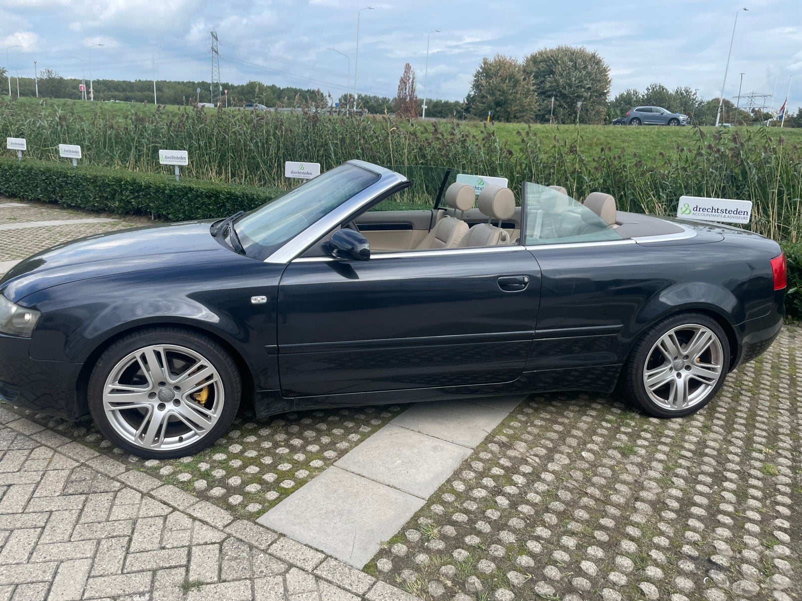 Audi A4 2.4 V6 125KW Cabrio AUT 2002 Zwart, Auto's, Beige, Cabriolet, 4 stoelen, A4