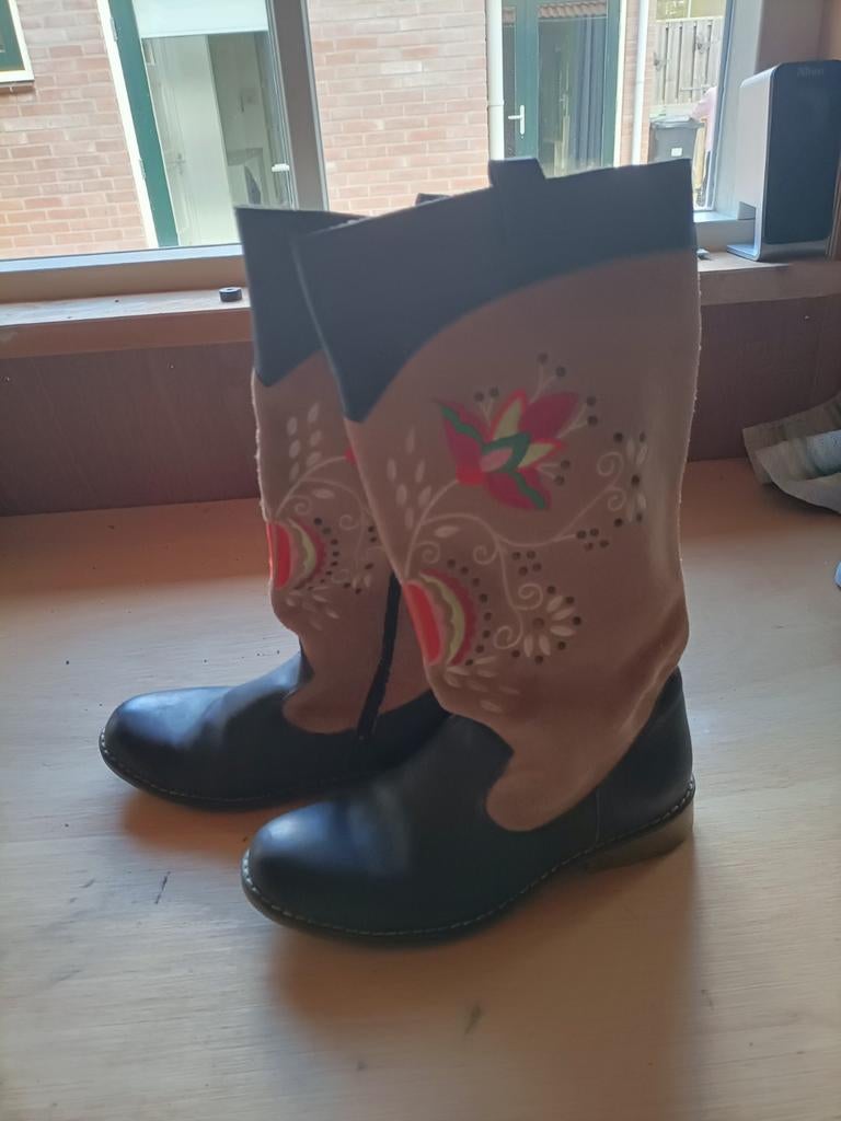 Zwarte laarzen met geborduurde schacht, Ophalen, Gedragen, Zwart, Hoge laarzen