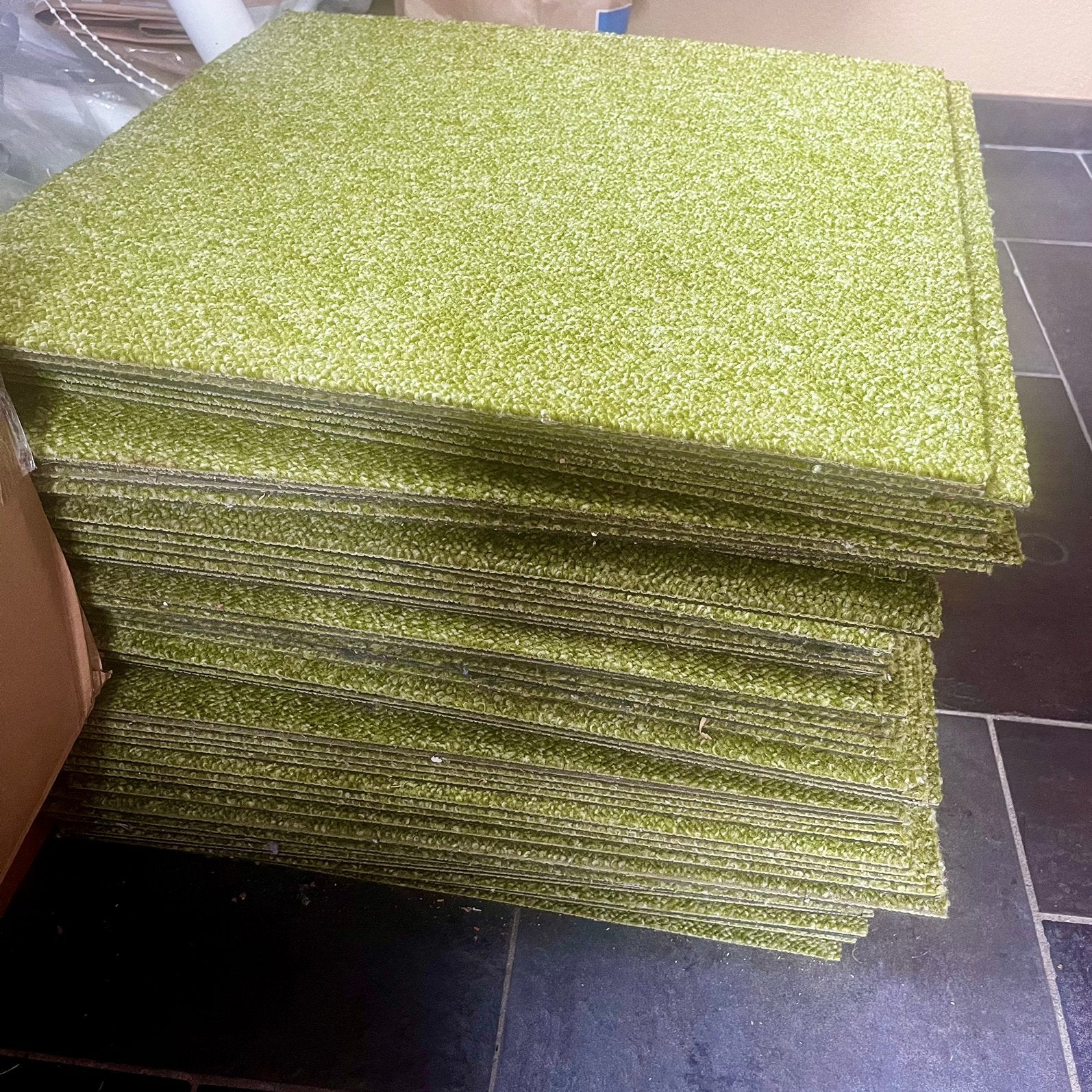 Tapijttegels groen ongeveer 55 stuks, Huis en Inrichting, Stoffering | Vloerbedekking, Ophalen, Gebruikt, Tapijttegels, Groen