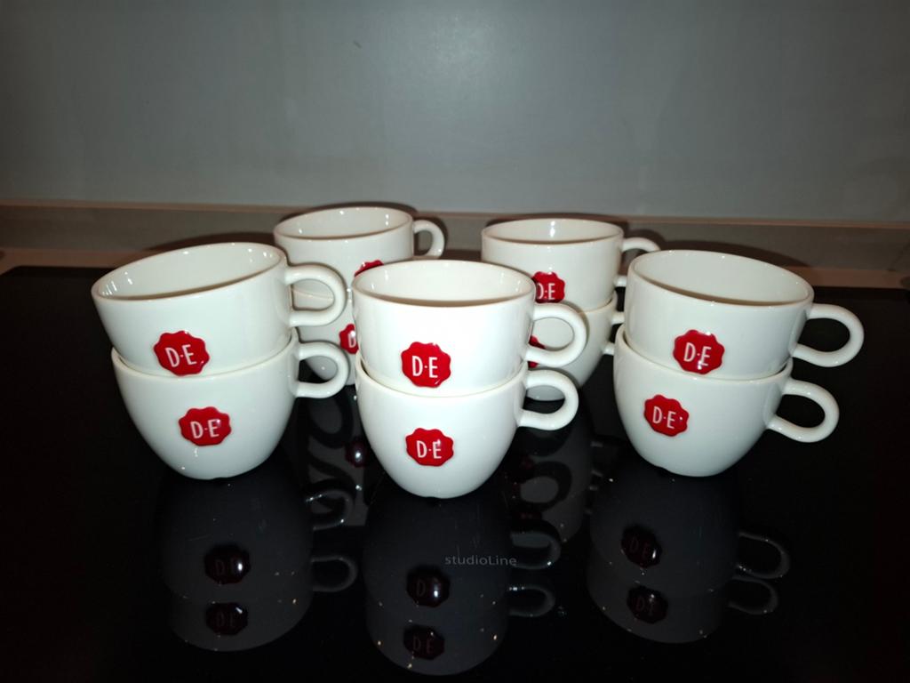 10 Douwe Egberts koffie/thee kopjes - wit met rood logo, Keramiek, Ophalen of Verzenden, Zo goed als nieuw, Overige stijlen